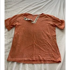 salmon colored t shirt